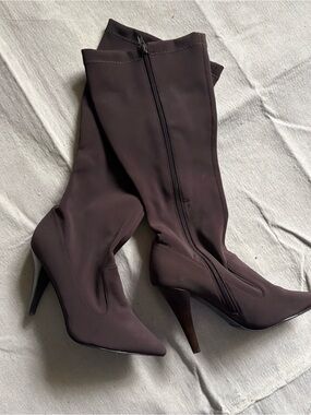 Moda Knee-High Pointed Toe Stiletto Boots in Dark Brown